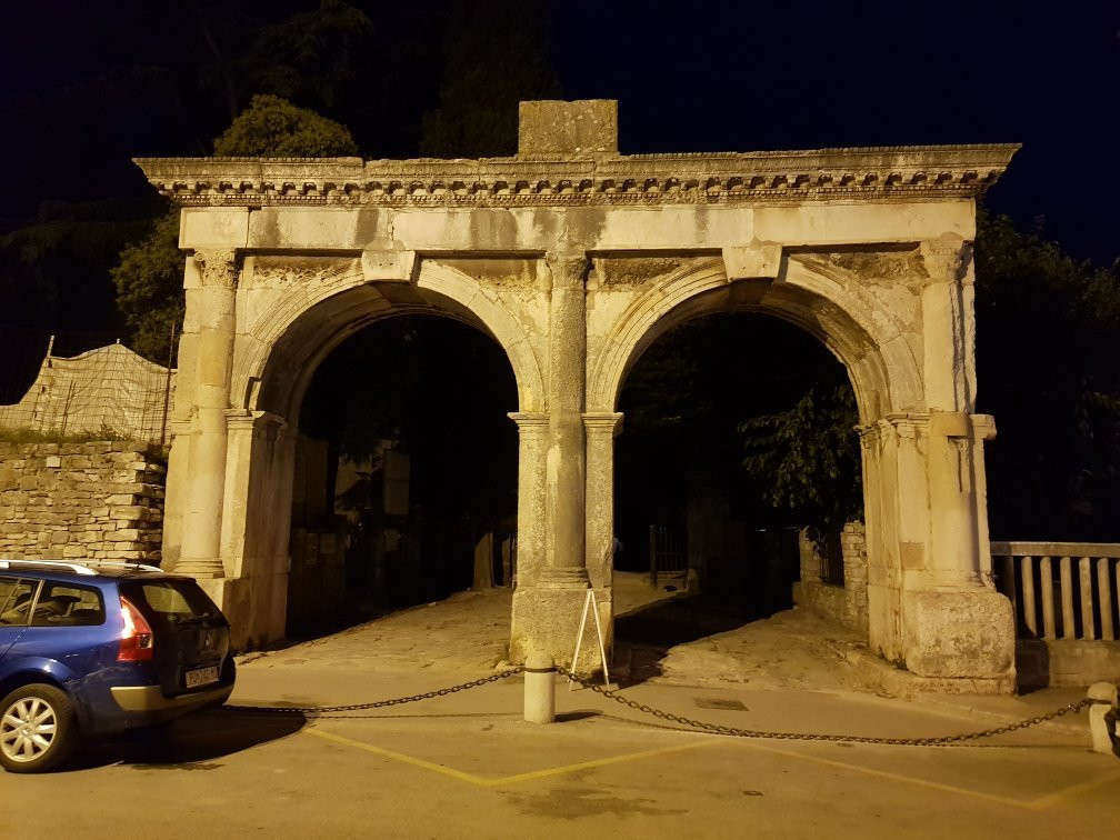 The Twin Gates of Pula-普拉必去景点