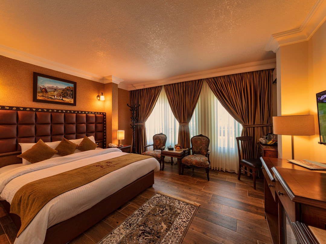 Town Season Hotel主图