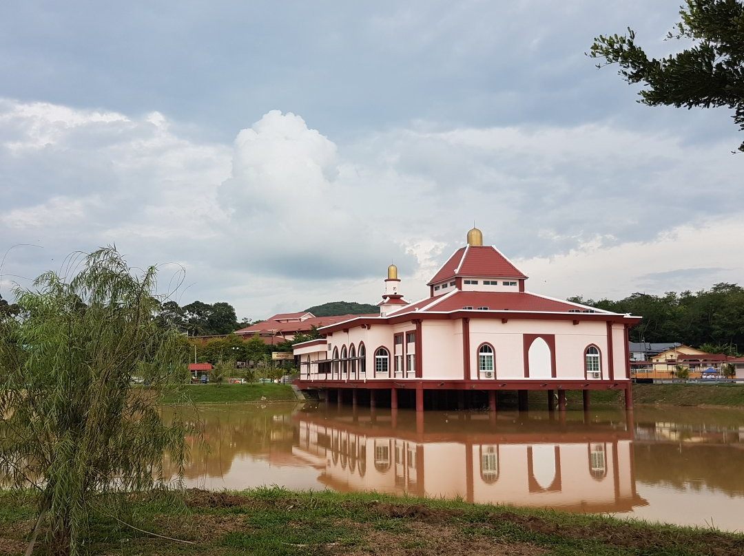 Masjid Salmah Khamis-甘榜马日丹那必去景点