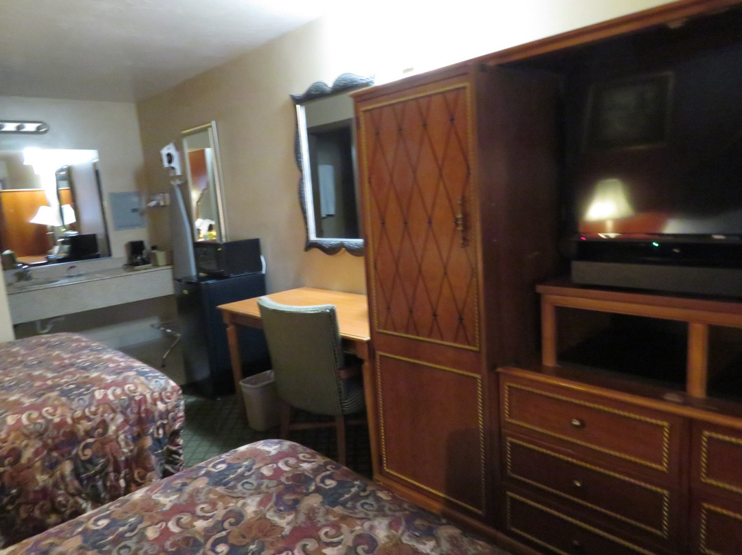 Rodeway Inn & Suites