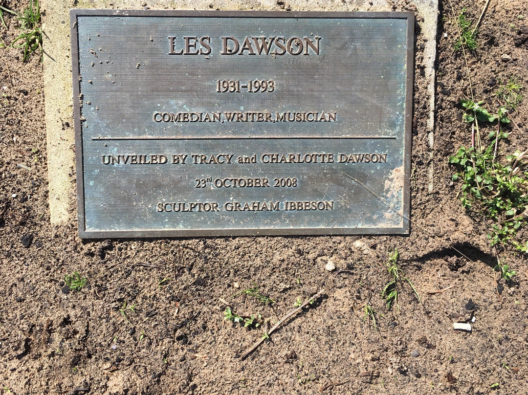 Les Dawson Memorial Statue景点图片