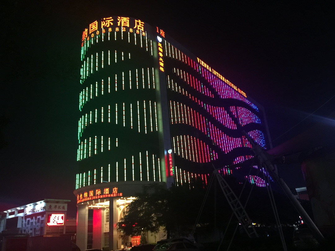 维也纳酒店（东莞常平南站百花时代广场店）主图