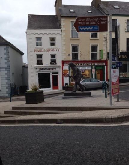 Rory Gallagher Statue-Ballyshannon必去景点