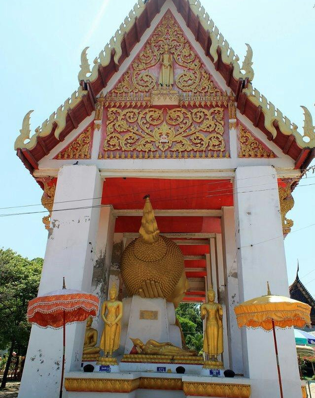 Wat Ratchapaksi (Nok)-红统必去景点