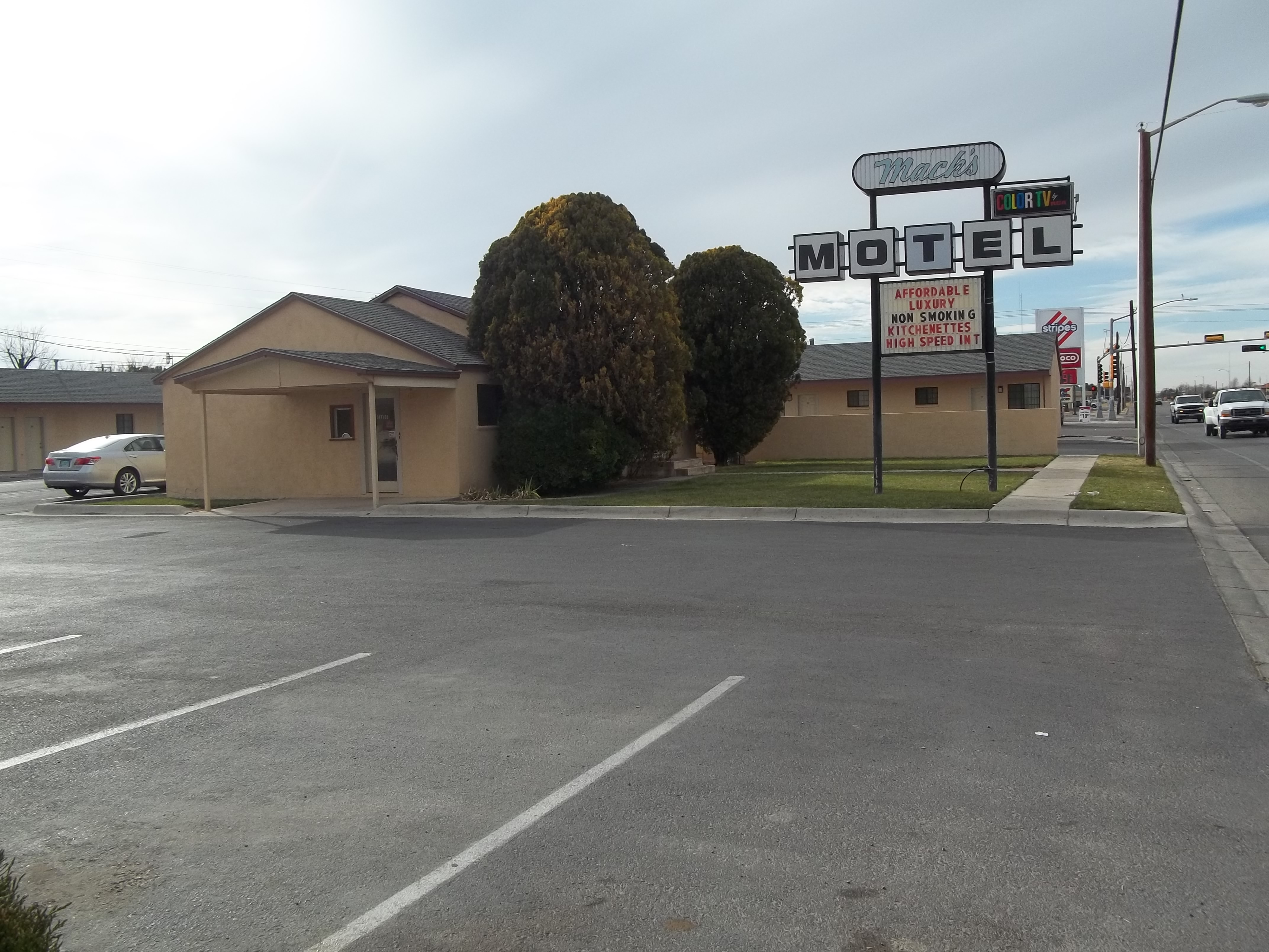Mack's Motel-官方