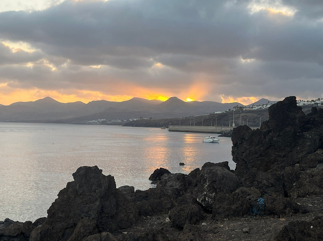 Playa Chica Beach景点图片