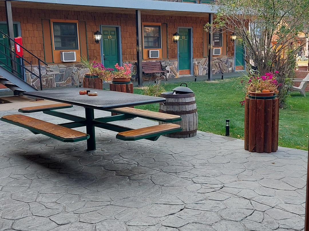 Cedar Wood Inn主图