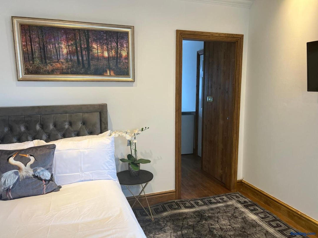 TJ Homes - One Double Bed Room with Garden View - Next to Tube Station