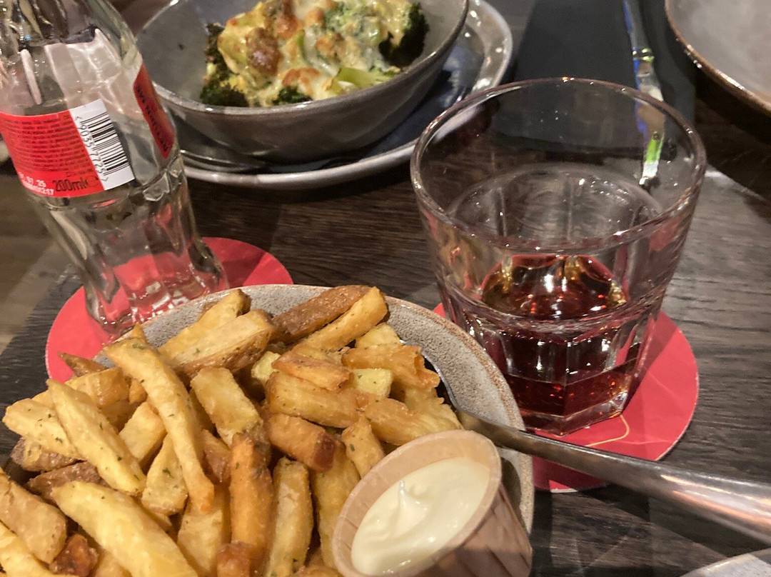 老磨坊酒店主图