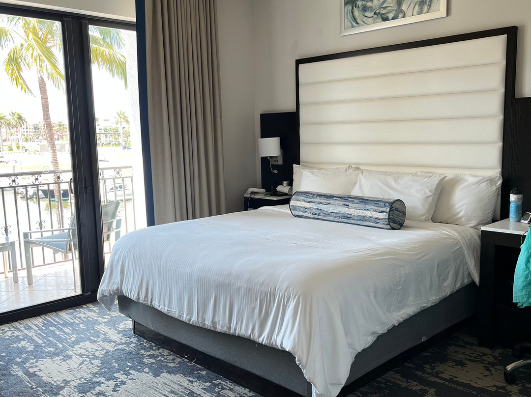 那不勒斯海湾度假酒店主图