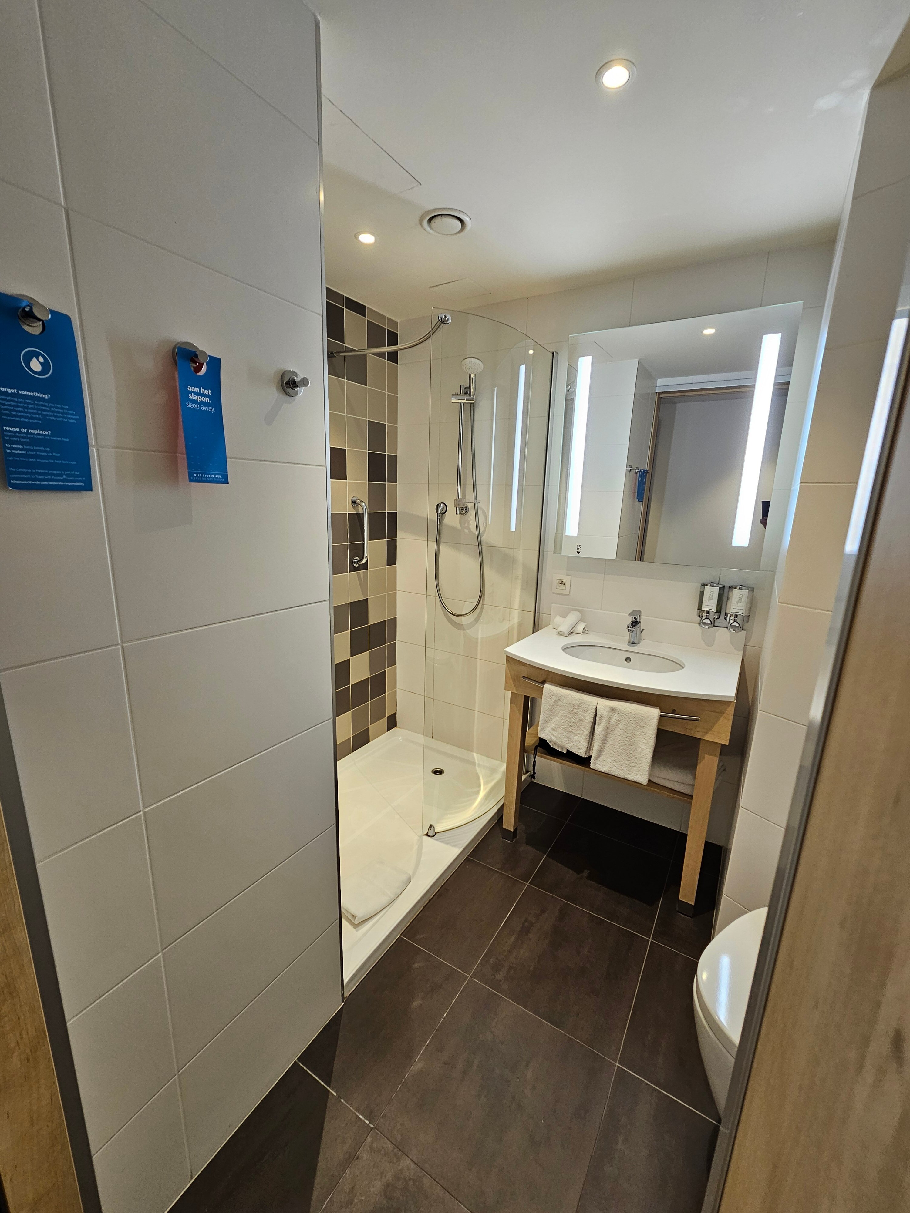 Hampton by Hilton Antwerp Central Station-浴室