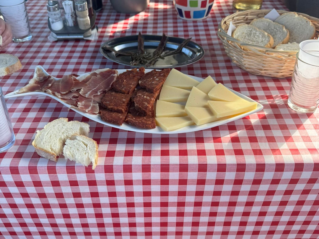 Explorer Family Boat-科尔丘拉岛必去景点