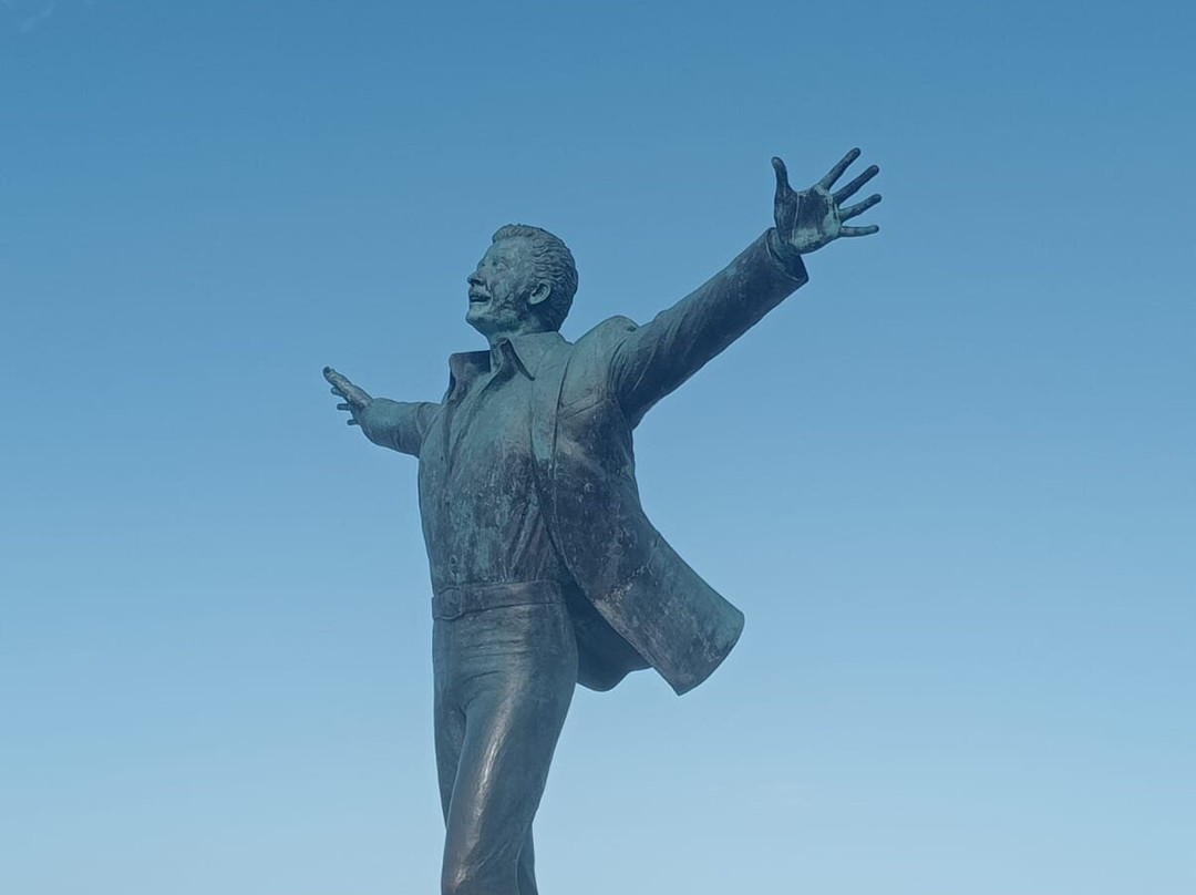 Statua di Domenico Modugno-波利尼亚诺阿马雷必去景点