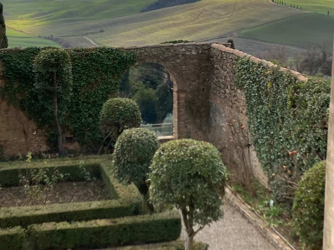 帕拉索皮克洛蜜妮酒店-皮恩扎必去景点