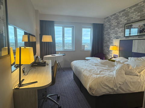 斯文顿莱昂纳多酒店主图