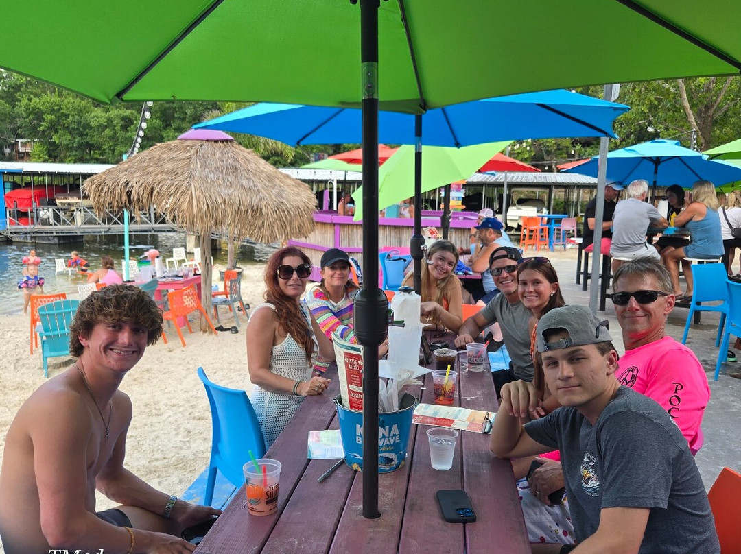 Franky & Louie's Beach Front Bar & Grill-Sunrise Beach必去景点