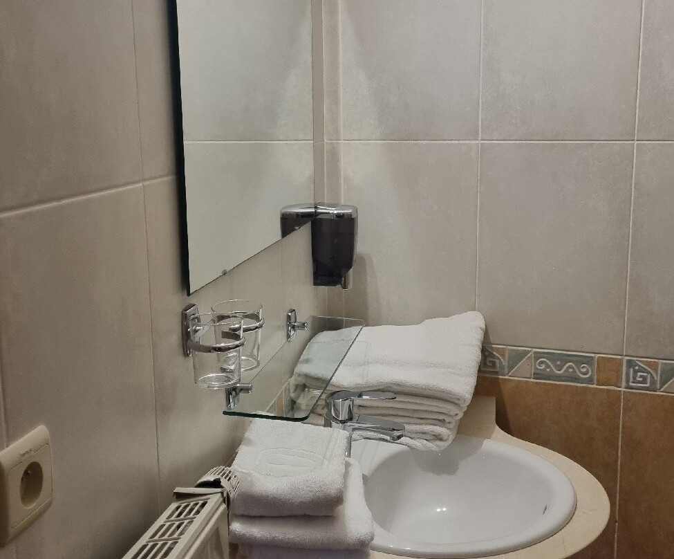 南沙勒罗瓦机场酒店主图