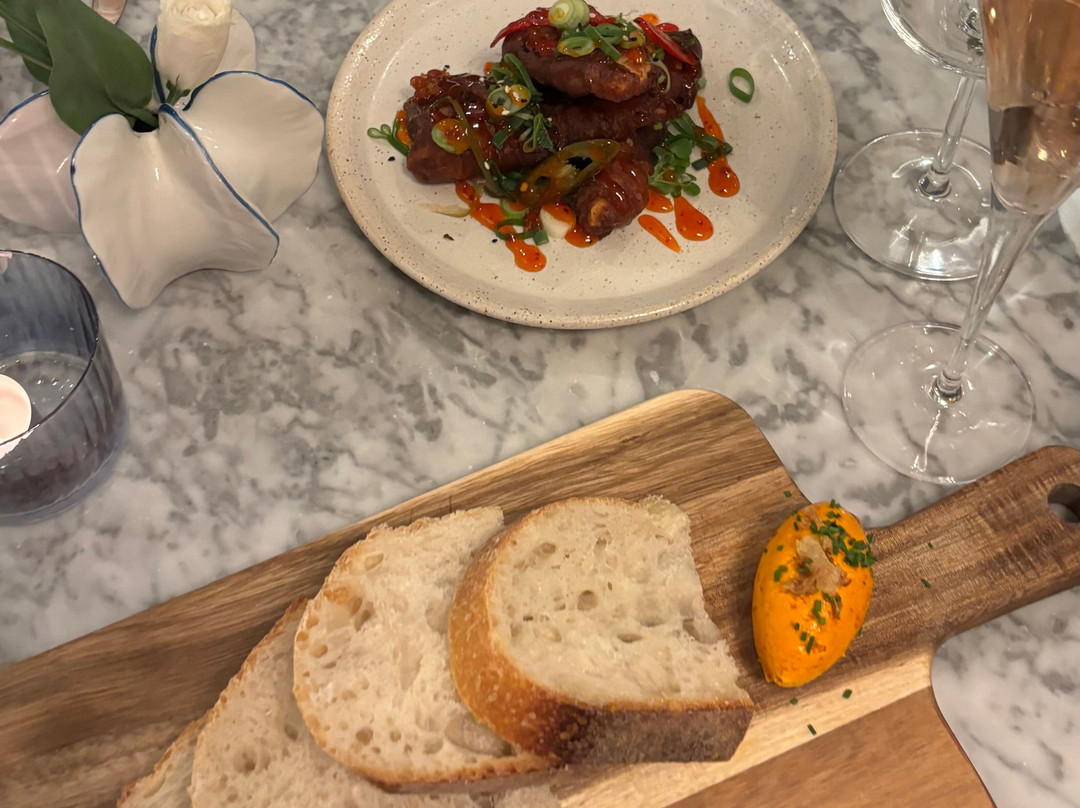 蓝鸽酒店主图