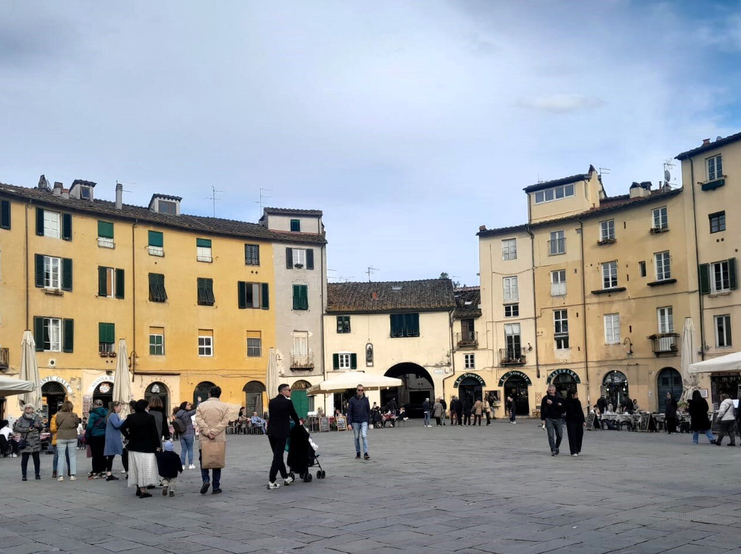 Piazza Anfiteatro-卢卡必去景点