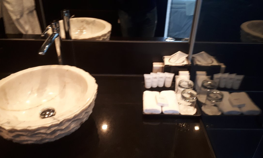 灯泡酒店主图