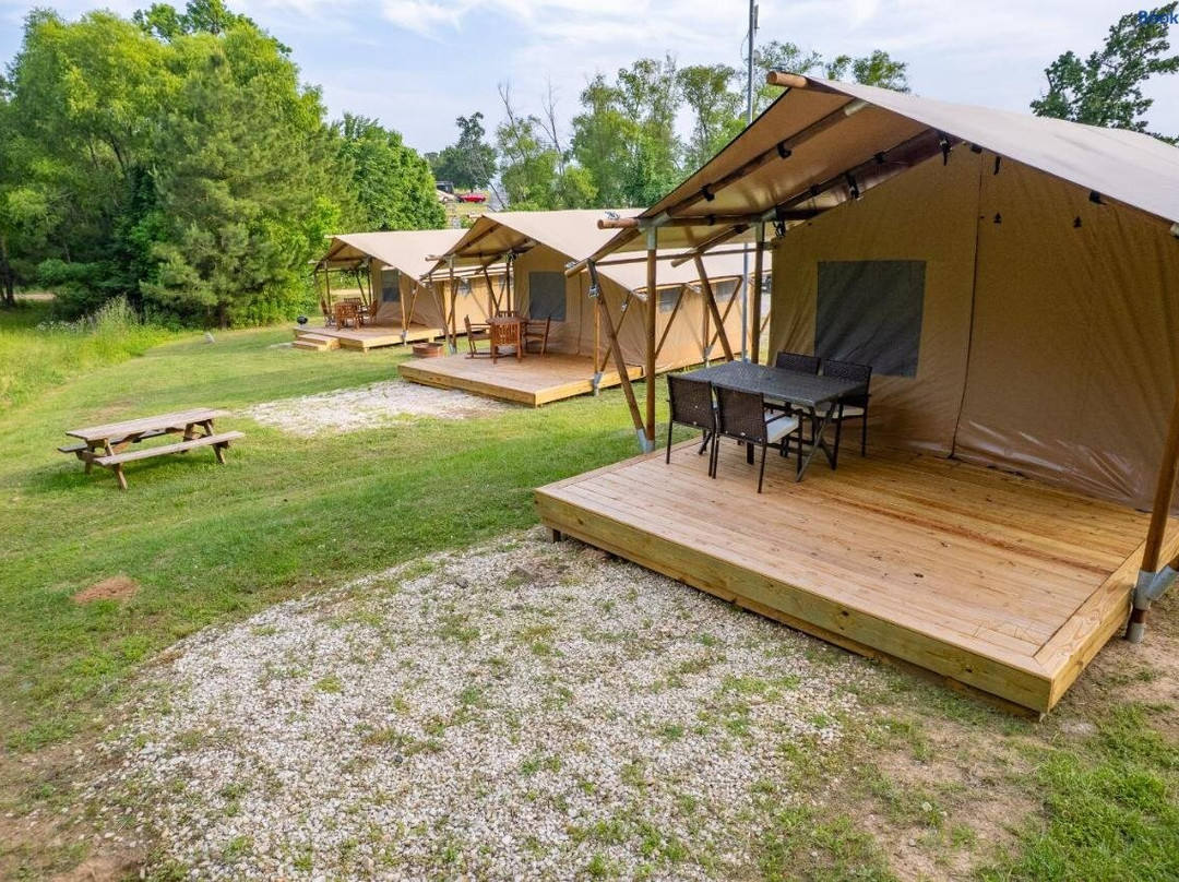 Find a Gentle, Cozy Retreat Beside Lake Livingston