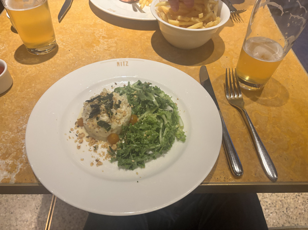 卡尔八月 - 邻居酒店主图