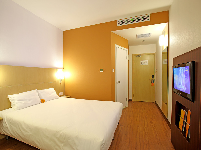 杭州滨江宜必思酒店主图