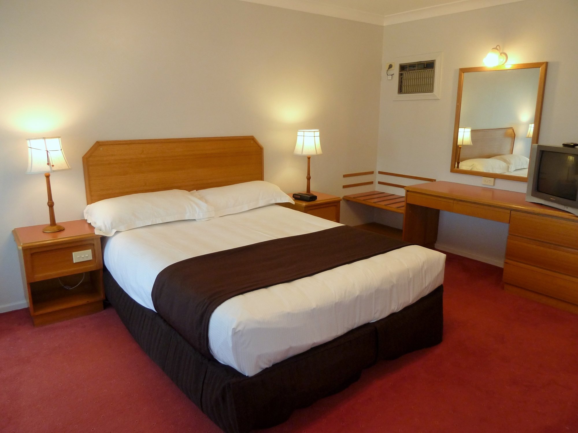 McNevin's Warwick Motel-官方