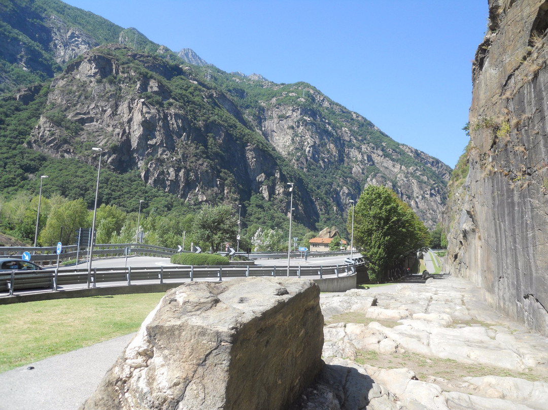 The Roman road to the Gauls and its arch景点图片