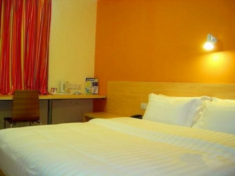 7天武汉武昌火车站首义路地铁站店-客卧