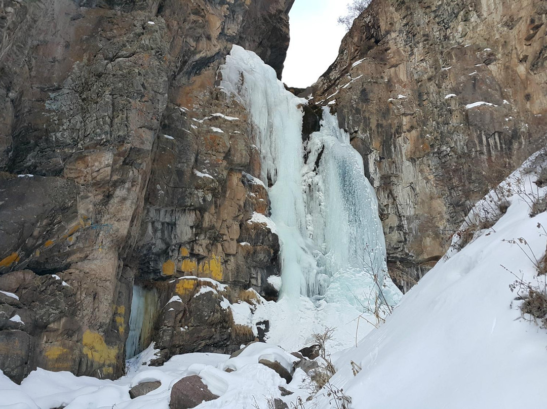 Besqaynar旅游景点-Butakovskiy Waterfall