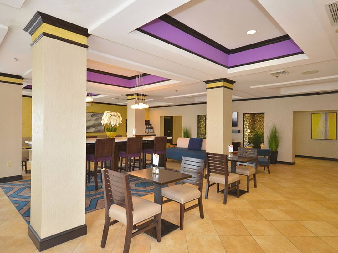 Holiday Inn Express & Suites Farmington By IHG主图