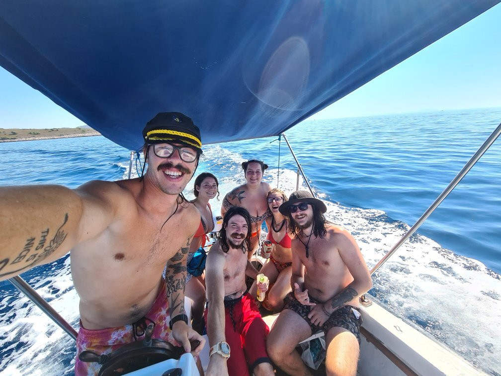 Arta Private Boat Tours Hvar – Blue & Green Caves, Red Rocks, Vis & Pakleni Islands-赫瓦尔必去景点