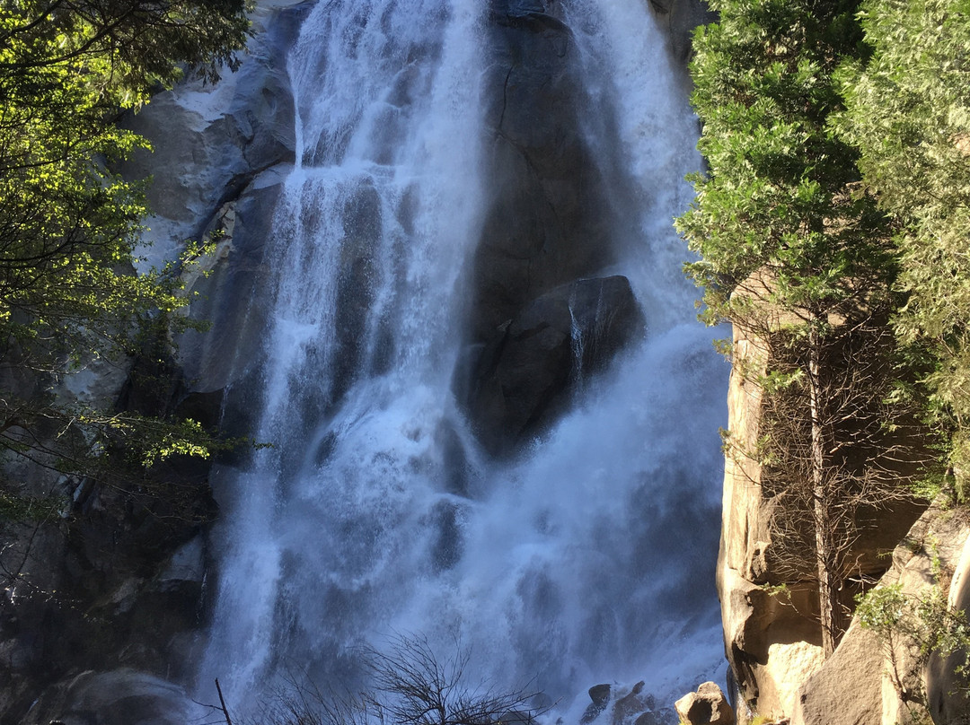 Grizzly Falls-红杉&国王峡谷国家公园必去景点