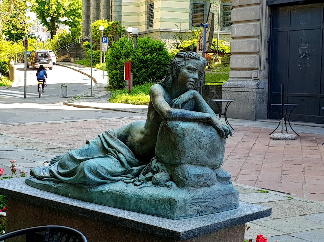 Scultura in Bronzo La Nostalgia-萨尔索马焦雷泰尔梅必去景点