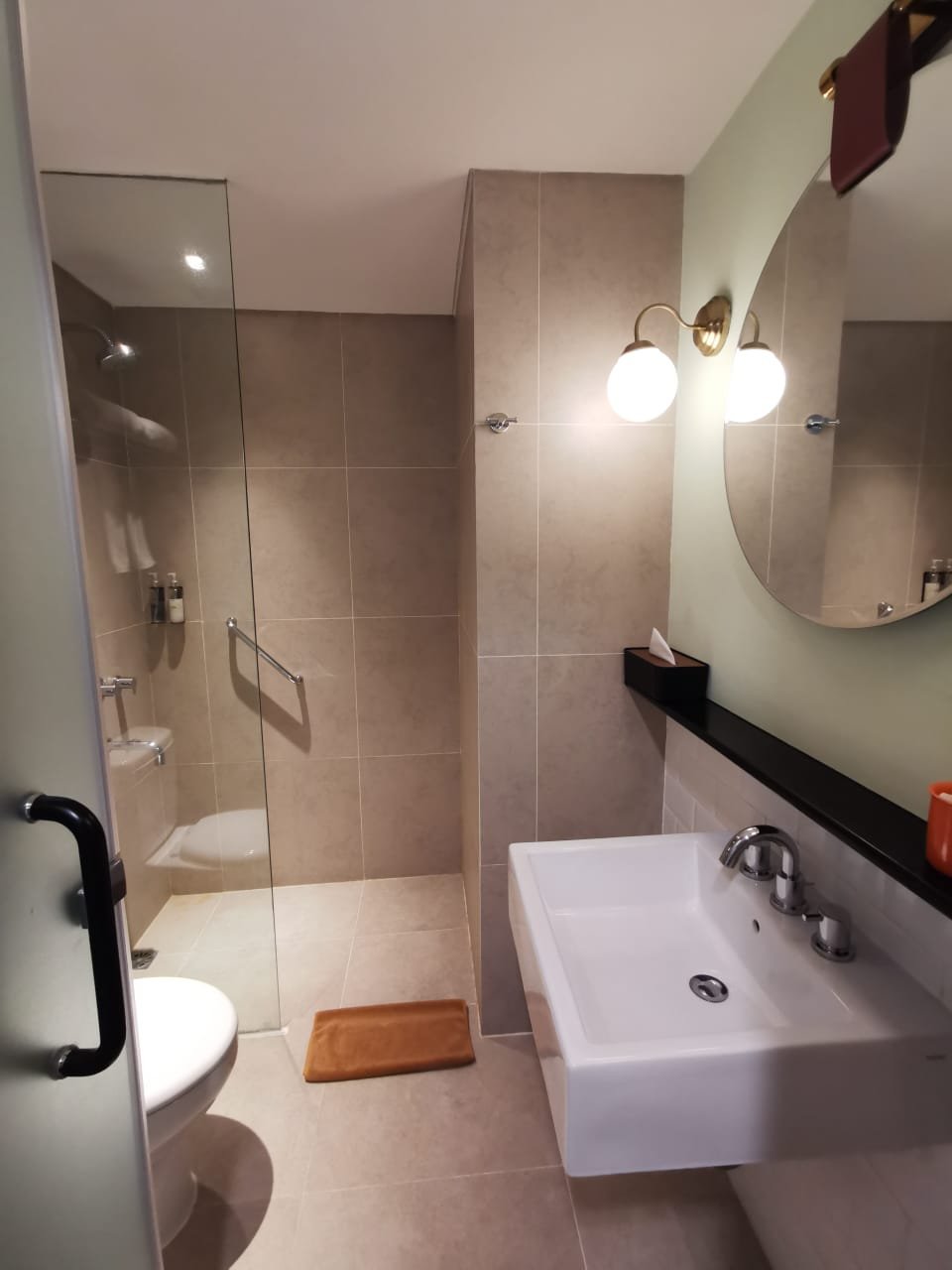 Kampi Hotel Tunjungan-浴室