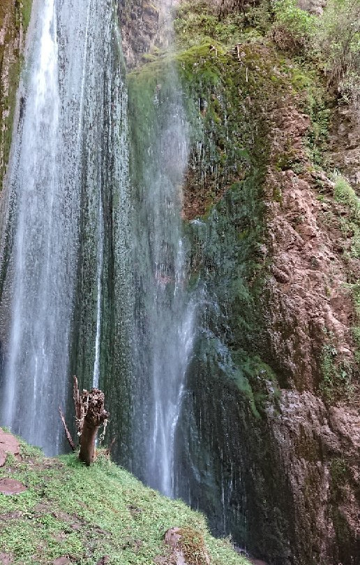Perolniyoq Waterfall景点图片