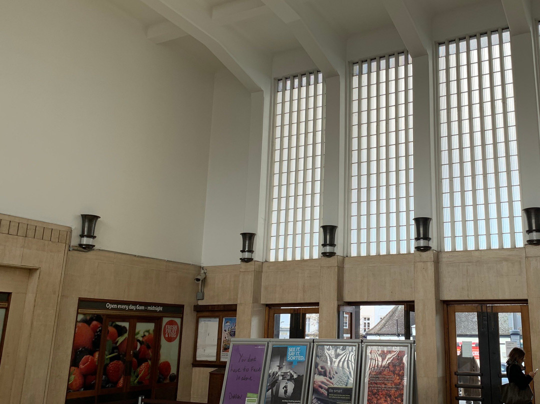 Surbiton Railway Station景点图片