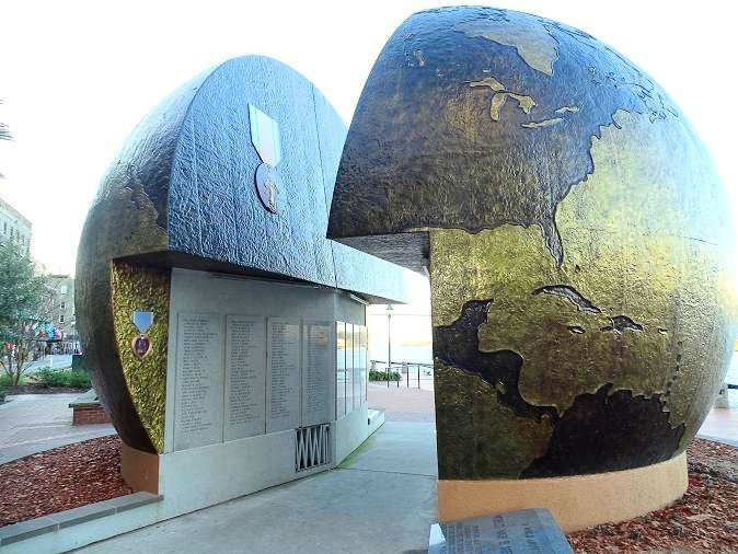Cracked Earth Monument - A World Apart景点图片