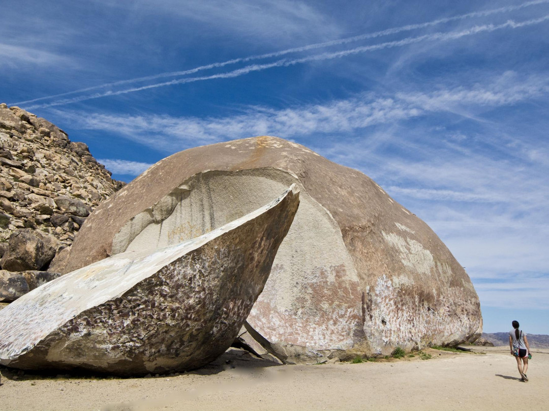 Landers旅游景点-Giant Rock
