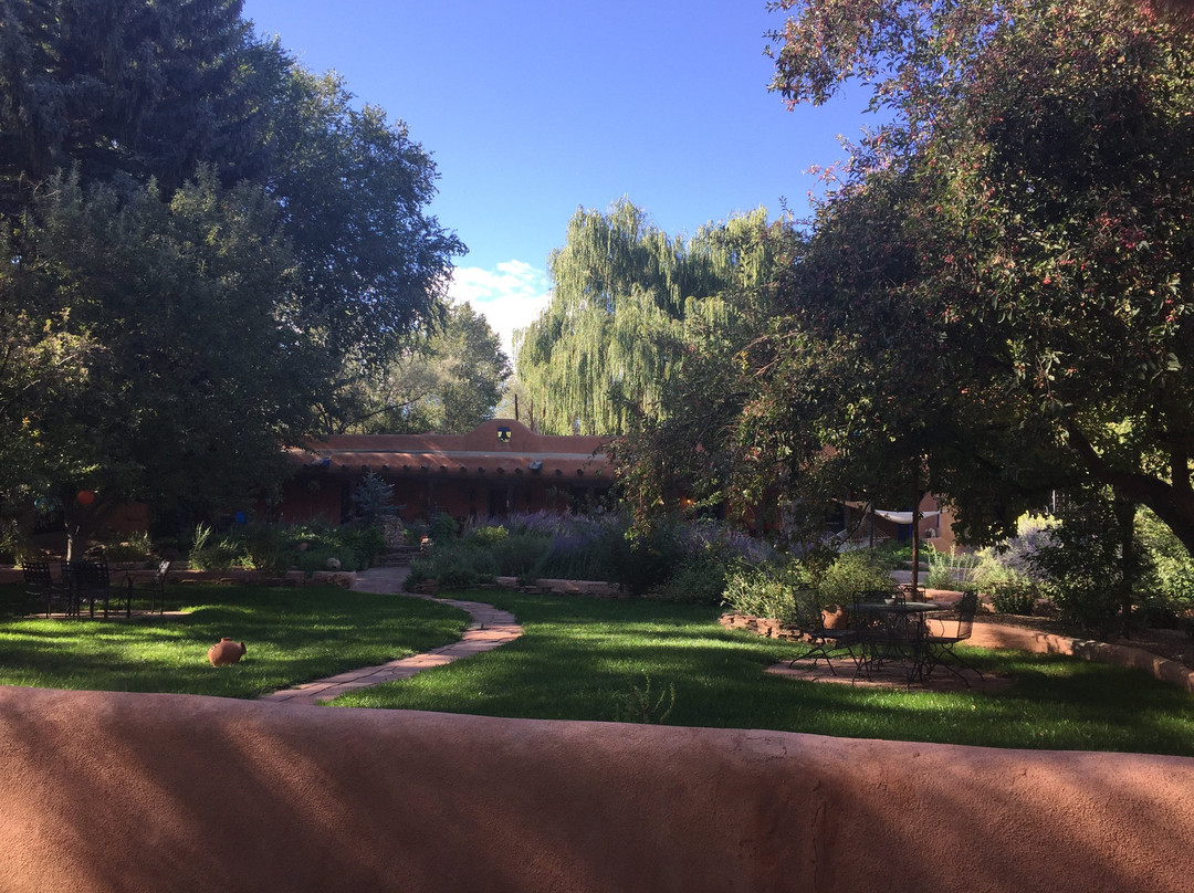 Adobe and Pines Inn B&B主图