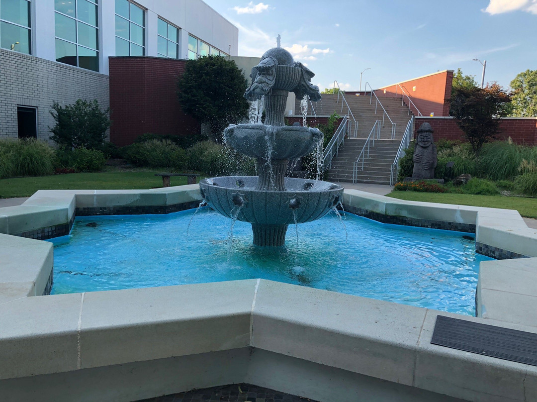 H.U. Lee International Gate and Garden-小石城必去景点