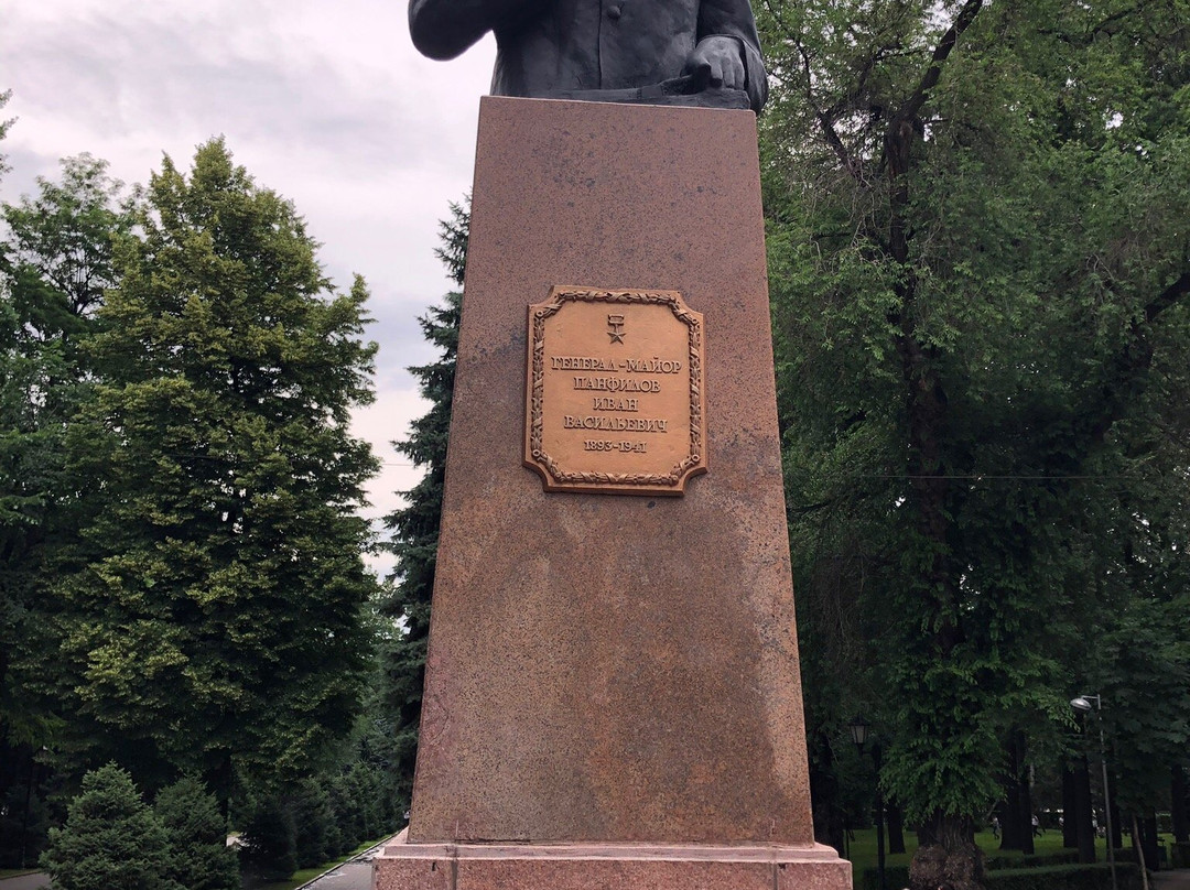 Monument Bust to Ivan Panfilov-阿拉木图必去景点