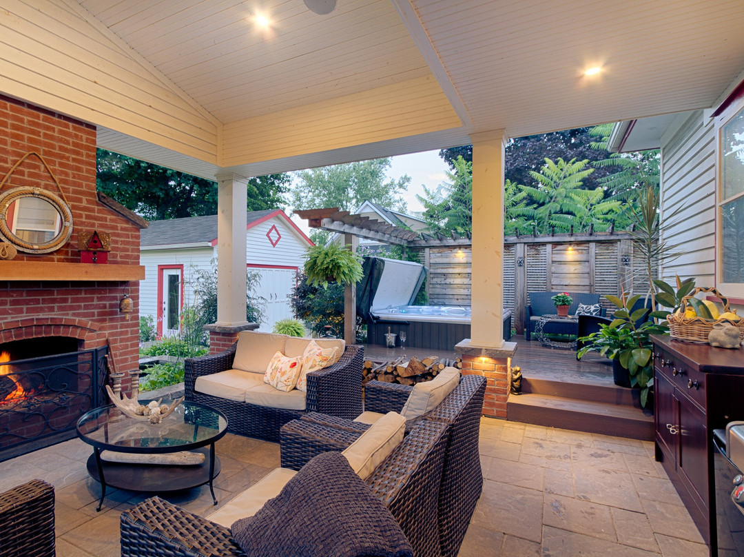 Five Blocks North主图