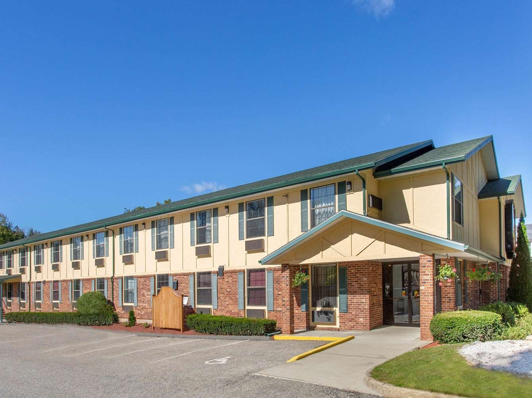 李/伯克夏/折扣店区速8酒店主图