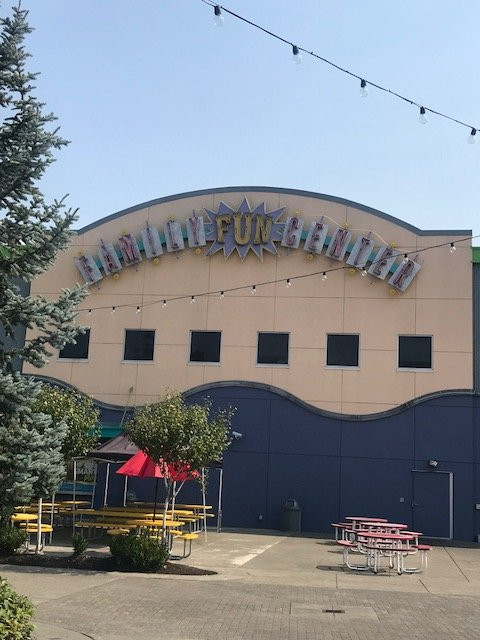 Family Fun Center and Bullwinkle's Restaurant景点图片