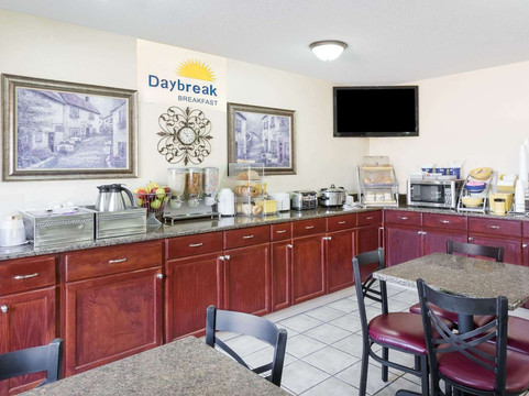 德梅因机场戴斯套房酒店主图