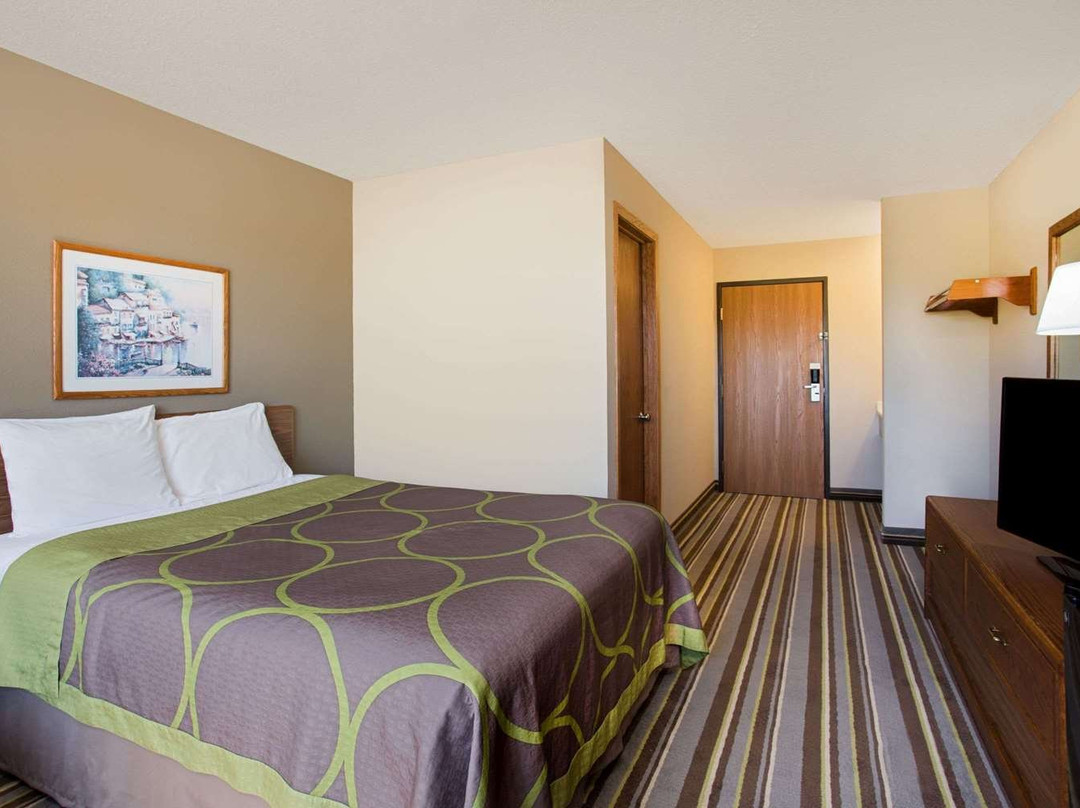 Super 8 by Wyndham Charles City主图