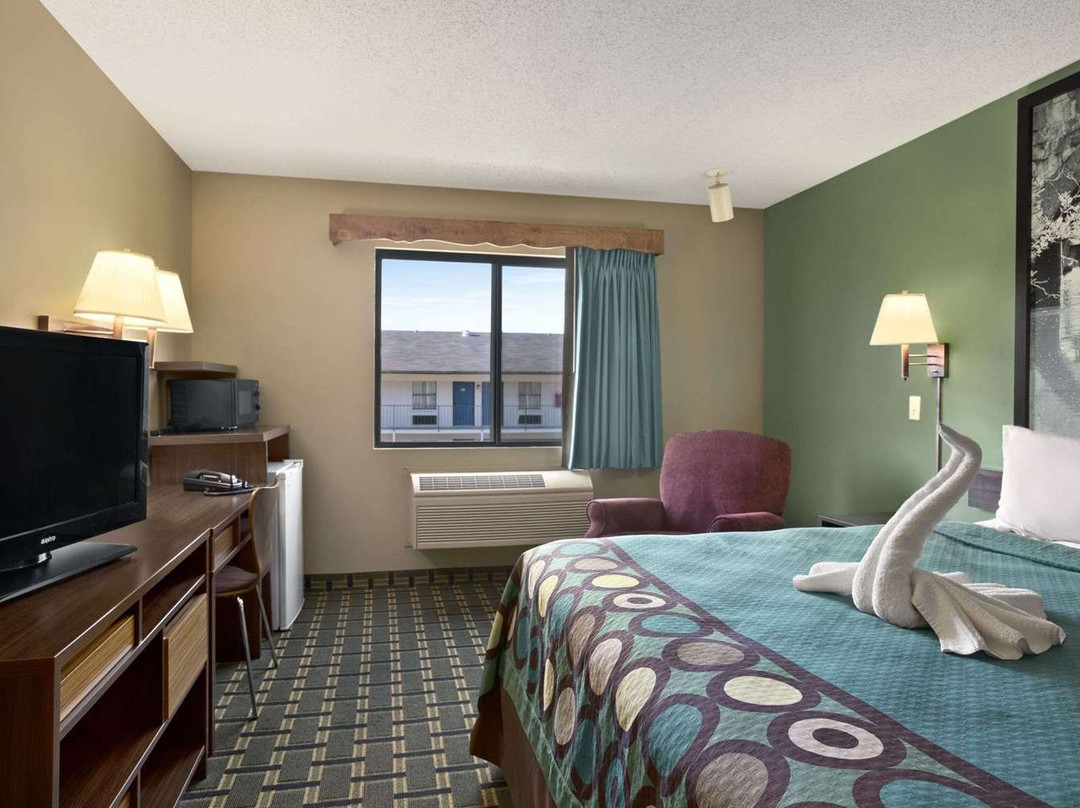 Super 8 by Wyndham Russellville主图