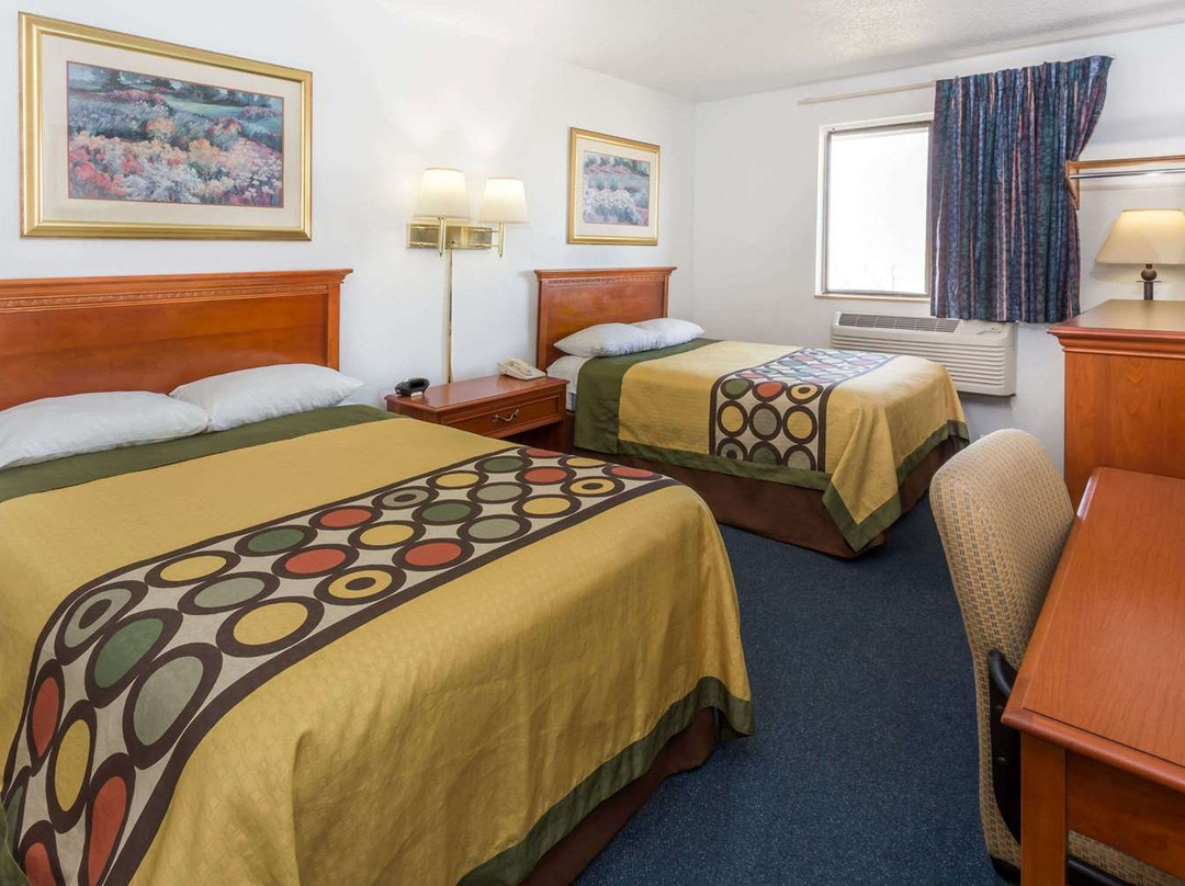 Super 8 by Wyndham Pontiac主图